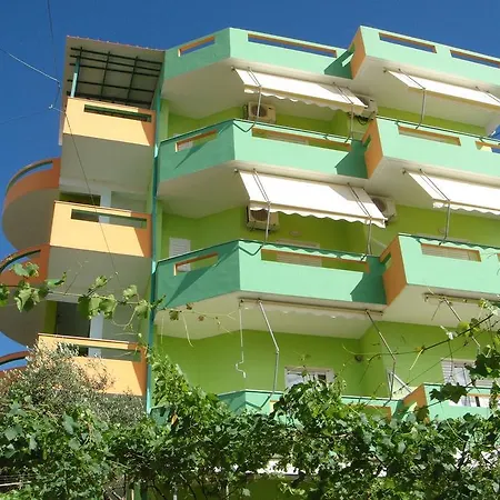 Luiza & Bushati بيت ضيافة